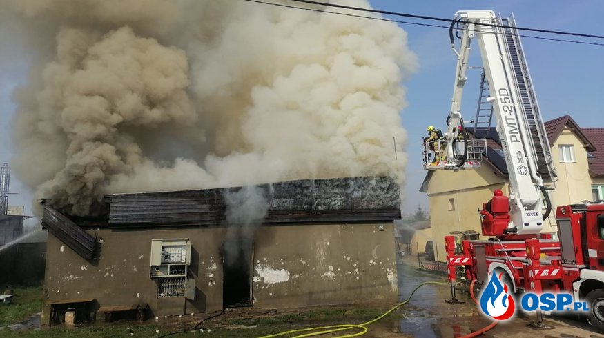 Pożar budynku w Sobowidzu, w akcji 12 zastępów i śmigłowiec LPR. Jedna osoba została ranna. OSP Ochotnicza Straż Pożarna