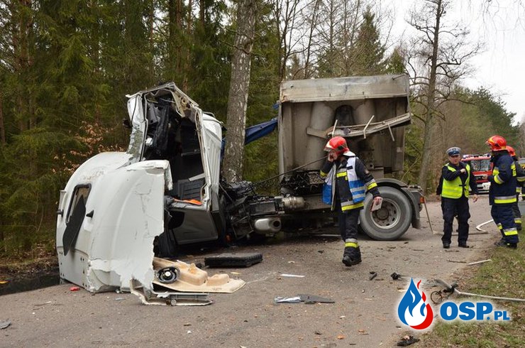 Mirachowo. Ciężarówka rozbiła się na drzewie OSP Ochotnicza Straż Pożarna