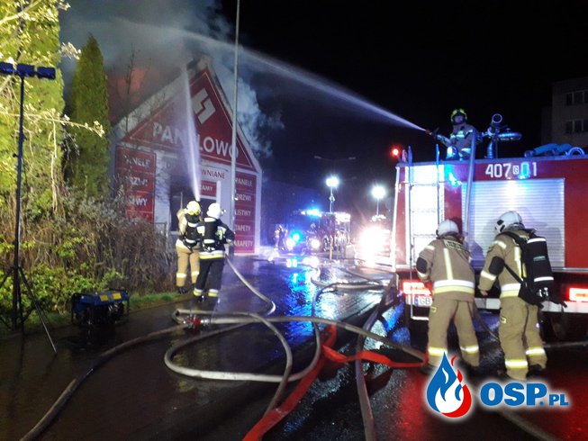 Nocny pożar sklepu w Bytowie. Dach i wnętrze doszczętnie spłonęły. OSP Ochotnicza Straż Pożarna