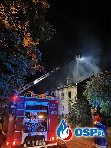 Nocny pożar w Ostrowcu Świętokrzyskim. Z ogniem walczyło 5 zastępów strażaków. OSP Ochotnicza Straż Pożarna