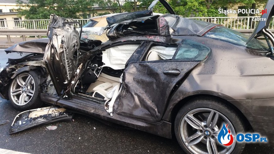 Kierowca BMW zawracał na zakazie. Zginął, wjeżdżając pod ciężarówkę. OSP Ochotnicza Straż Pożarna