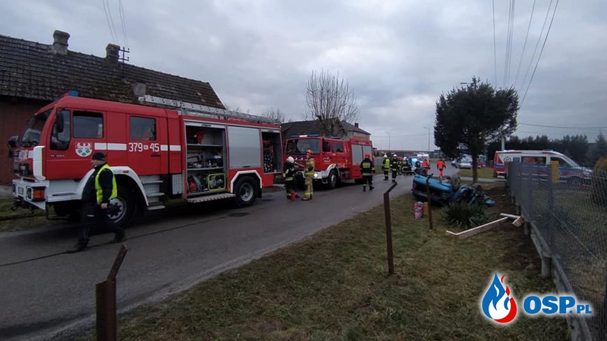 Groźny wypadek w Małopolsce. Kierująca uwięziona, dziecko wypadło z samochodu. OSP Ochotnicza Straż Pożarna
