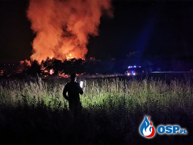 Nocny pożar w Moszczenicy. Podczas akcji wybuchła butla z gazem. OSP Ochotnicza Straż Pożarna