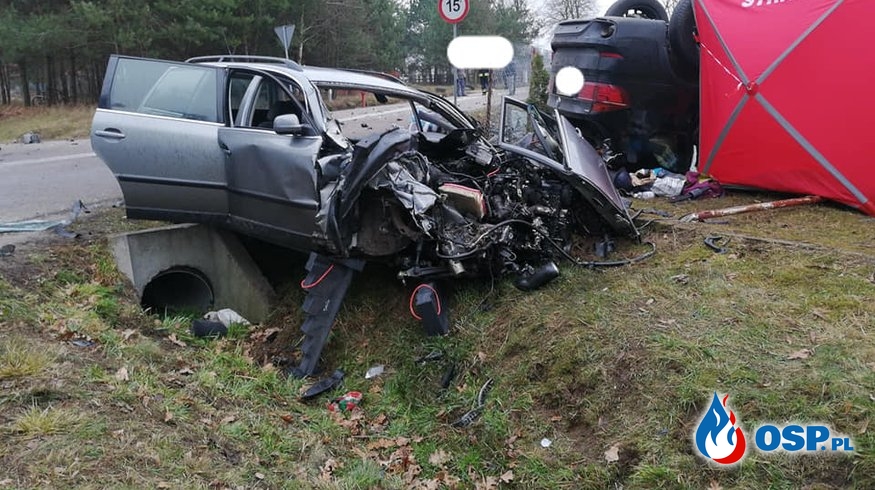 BMW dachowało po zderzeniu z Volkswagenem. Jedna osoba zginęła. OSP Ochotnicza Straż Pożarna