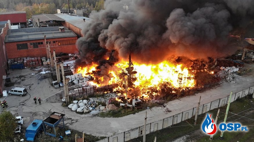 Płonie składowisko odpadów w Bytomiu. "Decyzję na składowanie cofnięto miesiąc temu". OSP Ochotnicza Straż Pożarna