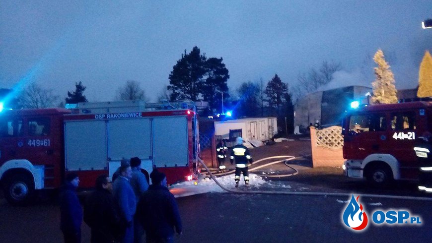 Pożar hali magazynowej z częściami samochodowymi w Rakoniewicach. OSP Ochotnicza Straż Pożarna