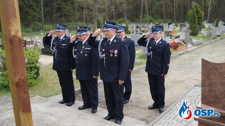 Oddanie hołdu zmarłym strażakom na cmentarzu w Bińczu. OSP Ochotnicza Straż Pożarna