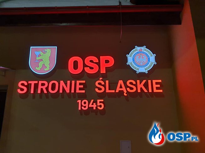 Druhowie z OSP Stronie Śląskie już w nowej remizie. Wreszcie mieszczą się w niej wszystkie wozy strażaków. OSP Ochotnicza Straż Pożarna