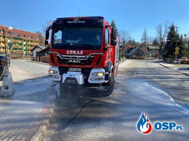 Strażacy dezynfekują ulice i budynki w Szklarskiej Porębie OSP Ochotnicza Straż Pożarna