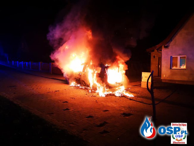 Nocny pożar samochodu w Złocieńcu. Auto doszczętnie spłonęło. OSP Ochotnicza Straż Pożarna