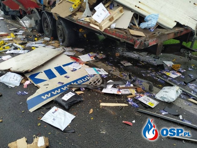 Kabina ciężarówki całkowicie zmiażdżona po wypadku pod Lublinem OSP Ochotnicza Straż Pożarna