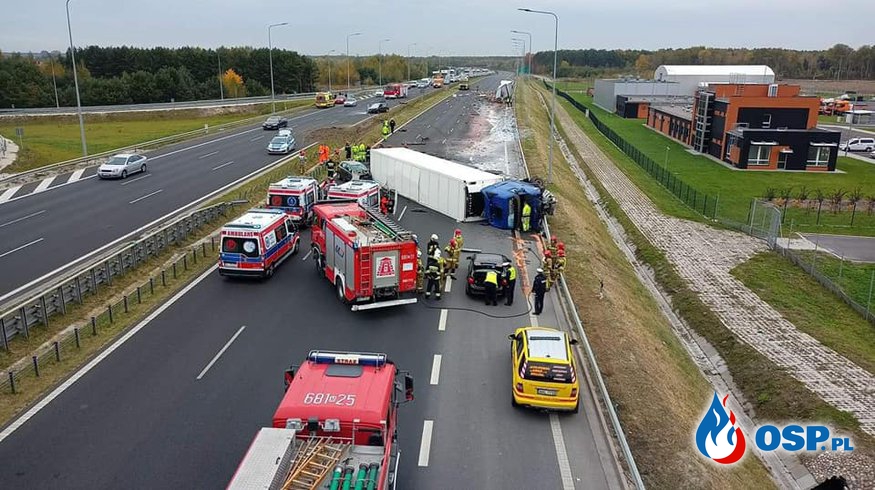 Zderzenie 4 pojazdów na trasie S8. Przewrócona ciężarówka zablokowała przejazd. OSP Ochotnicza Straż Pożarna