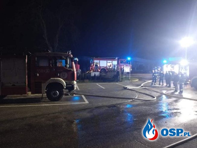 Pożar w remizie OSP. Ogień uszkodził wyposażenie i wóz bojowy. OSP Ochotnicza Straż Pożarna