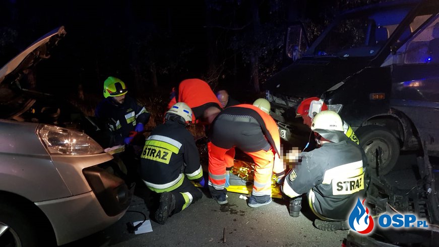Zderzenie trzech aut. Mężczyzna uwięziony pod skrzynią ładunkową OSP Ochotnicza Straż Pożarna