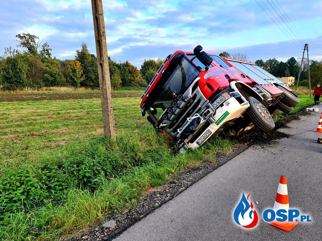 Wóz OSP Brzeszcze wpadł do rowu jadąc do akcji OSP Ochotnicza Straż Pożarna