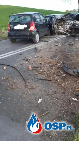 BMW uderzyło w drzewo, na wrak najechało kolejne auto. 4 osoby ranne. OSP Ochotnicza Straż Pożarna