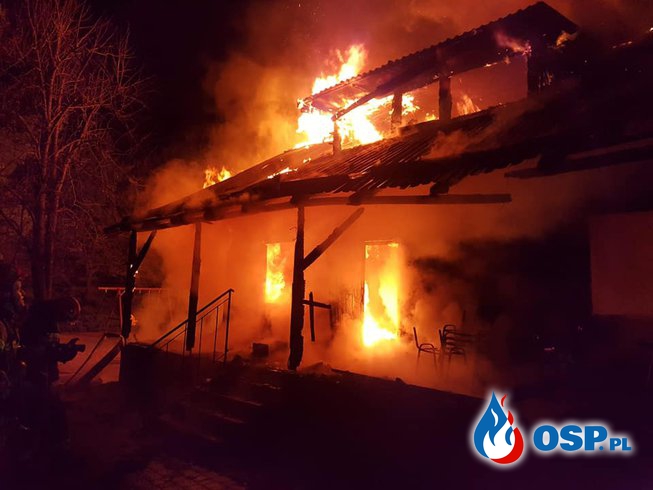 Drewniany dom i dwa auta spłonęły w Boże Narodzenie. Pożar w Gąsiorowie. OSP Ochotnicza Straż Pożarna