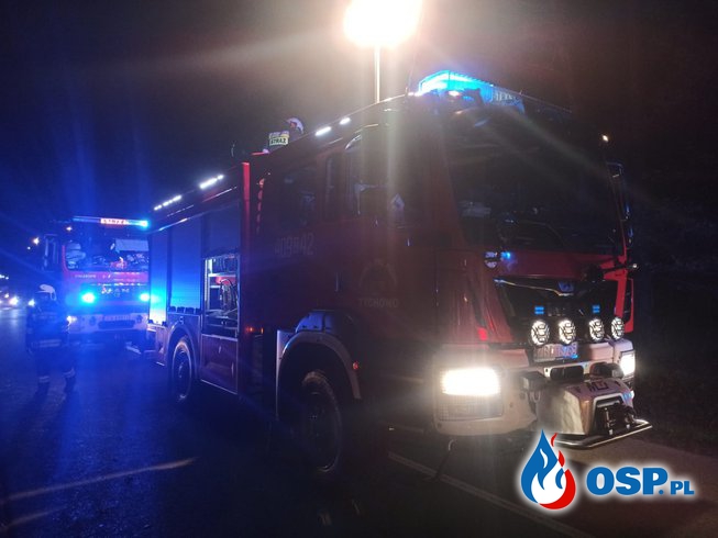 38-latek uwięziony w aucie po dachowaniu. Groźny wypadek pod Koszalinem. OSP Ochotnicza Straż Pożarna