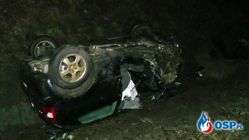 Pijany kierowca spowodował wypadek i uciekł. W jego auto uderzył kolejny samochód. OSP Ochotnicza Straż Pożarna