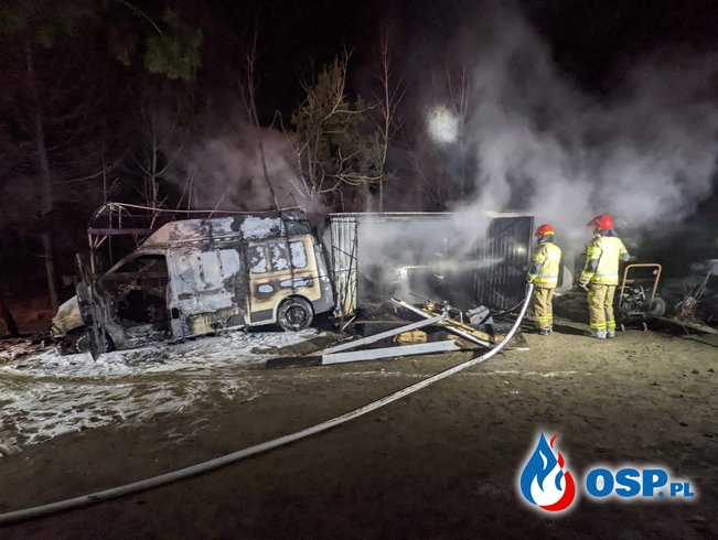 Spłonęły garaże i bus. Pożar zagrażał pobliskiemu lasowi. OSP Ochotnicza Straż Pożarna