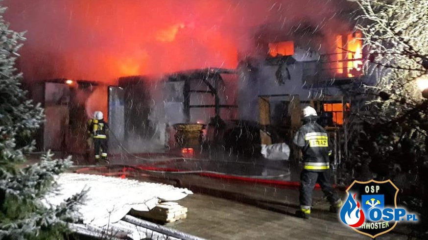 Zakład stolarski w ogniu. Pożar gasiło 17 zastępów straży pożarnej. OSP Ochotnicza Straż Pożarna