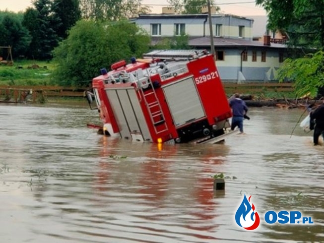 Strażacy stracili wóz podczas akcji. Premier obiecuje pomoc. OSP Ochotnicza Straż Pożarna