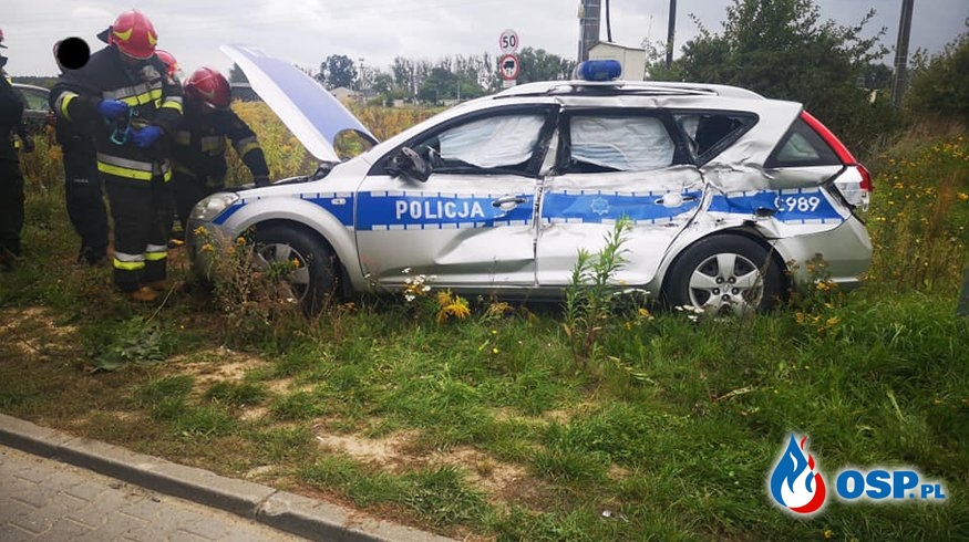 Wypadek policyjnego radiowozu. Policjanci zderzyli się z ciężarówką. OSP Ochotnicza Straż Pożarna