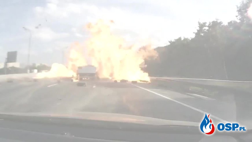 Ciężarówka z gazem eksplodowała po wypadku na autostradzie OSP Ochotnicza Straż Pożarna