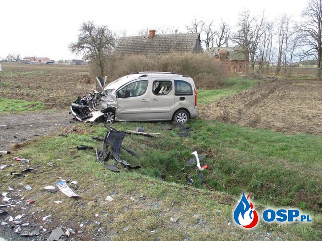 Czołowe zderzenie w Morawinie. Strażacy wycinali poszkodowanych. OSP Ochotnicza Straż Pożarna