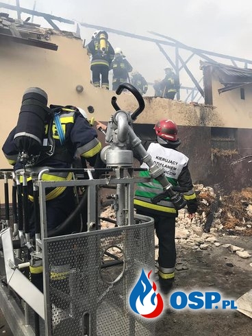 Pożar obory w Suchodańcu. W akcji 12 zastępów strażaków. OSP Ochotnicza Straż Pożarna