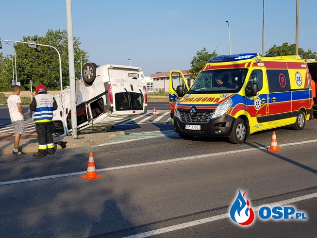 Wypadek w Opolu. Bus po zderzeniu dachował na skrzyżowaniu. OSP Ochotnicza Straż Pożarna