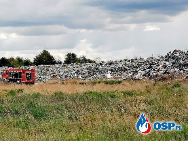 Pożar na nielegalnym składowisku odpadów. OSP Ochotnicza Straż Pożarna