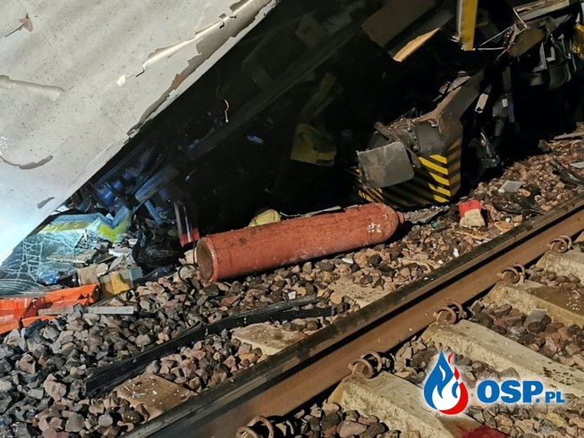 Lokomotywa staranowała drezynę. Zginęło dwóch pracowników kolei. OSP Ochotnicza Straż Pożarna