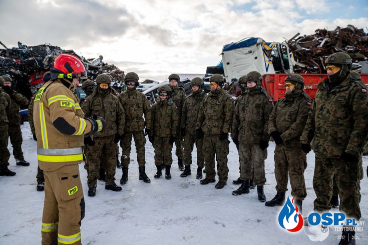 Szkolenie żołnierzy WOT-u z zakresu ratownictwa technicznego na terenie złomowiska w Szymanach OSP Ochotnicza Straż Pożarna