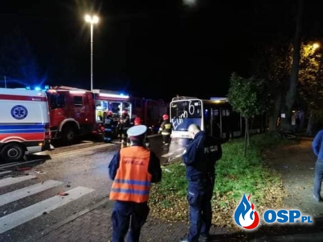 Ciężarówka uderzyła w autobus. 8 osób zostało rannych. OSP Ochotnicza Straż Pożarna