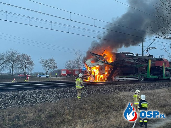 Pociąg uderzył w ciężarówkę, wybuchł pożar. Groźny wypadek na przejeździe kolejowym. OSP Ochotnicza Straż Pożarna