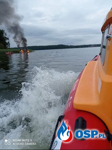 Pożar motorówki na jeziorze Bełdany. Na pomoc ruszyli świadkowie. OSP Ochotnicza Straż Pożarna