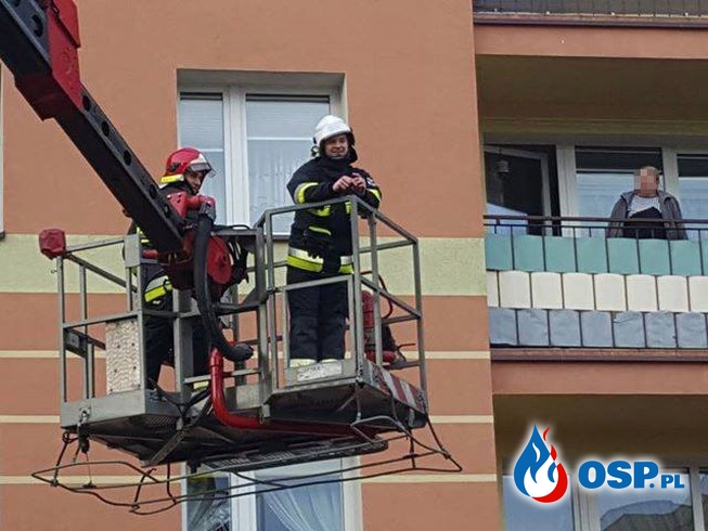 "Długie i ciężkie negocjacje". 2-latek zamknął babcię na balkonie. OSP Ochotnicza Straż Pożarna
