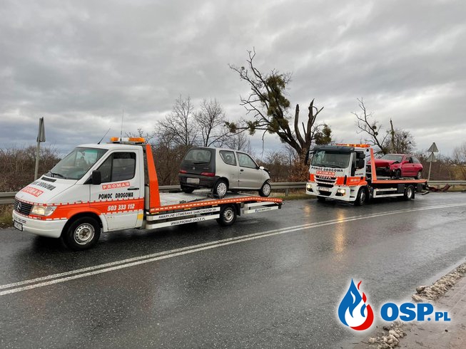 Trzy auta zderzyły się w Opolu. Ranna kobieta trafiła do szpitala. OSP Ochotnicza Straż Pożarna