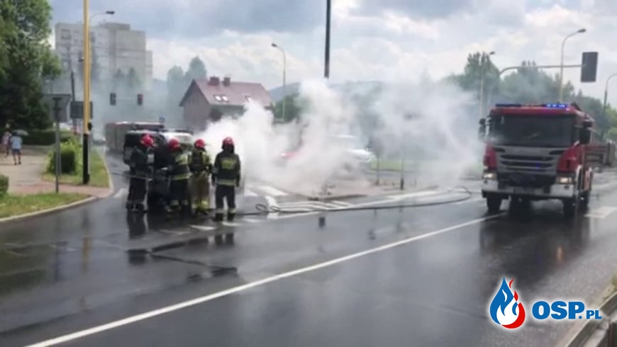 Pożar samochodu w Bielsku-Białej. Film z dojazdu i akcji gaśniczej. OSP Ochotnicza Straż Pożarna