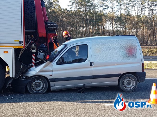 Auto wjechało w wóz strażacki. Wypadek podczas akcji ratowniczej na A4. OSP Ochotnicza Straż Pożarna