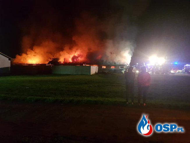 Pożar budynku gospodarczego pod Poznaniem. Akcja gaśnicza trwała całą noc. OSP Ochotnicza Straż Pożarna