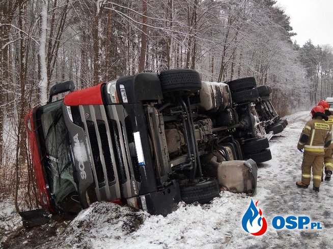 Przewrócona ciężarówka, ranny kierowca. Groźny wypadek na Podlasiu. OSP Ochotnicza Straż Pożarna