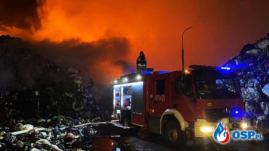 Płonie składowisko odpadów w Kamieńcu. W akcji 130 strażaków i zastępy z 3 województw. OSP Ochotnicza Straż Pożarna