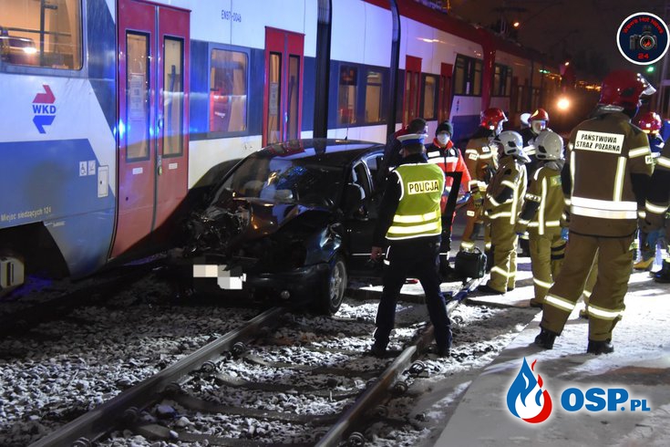 Wypadek na przejeździe kolejowym. Kierowca auta trafił do szpitala. OSP Ochotnicza Straż Pożarna