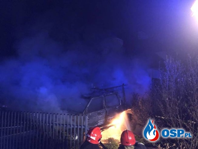 Nocny pożar samochodu w Chełmcu. Auto doszczętnie spłonęło. OSP Ochotnicza Straż Pożarna
