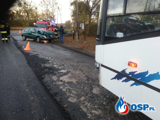 Zderzenie osobówki z autobusem szkolnym. OSP Ochotnicza Straż Pożarna