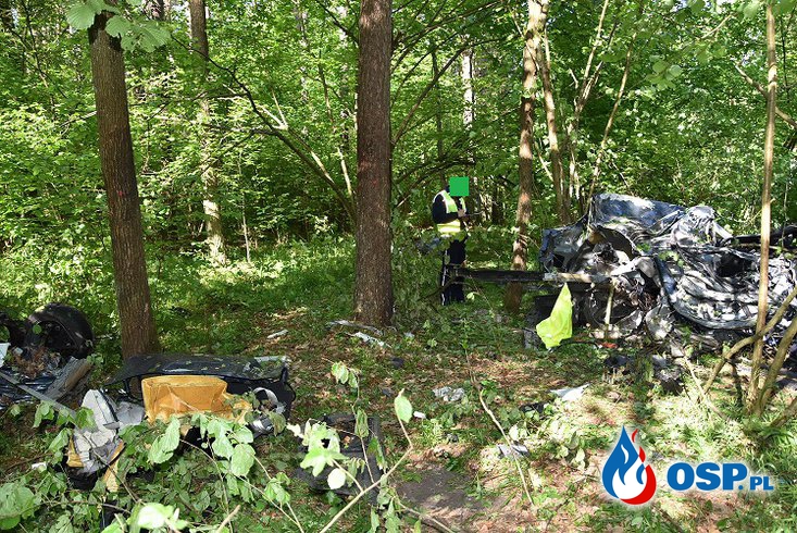 27-latek roztrzaskał audi na drzewie. Kierowca wypadł z auta, zginął na miejscu. OSP Ochotnicza Straż Pożarna