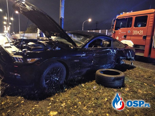 Mustang roztrzaskał się na latarni OSP Ochotnicza Straż Pożarna