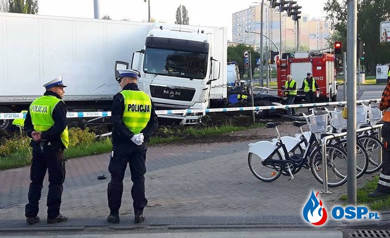 Trzy osoby zginęły w wypadku w Bydgoszczy. Taksówka zderzyła się z ciężarówką. OSP Ochotnicza Straż Pożarna
